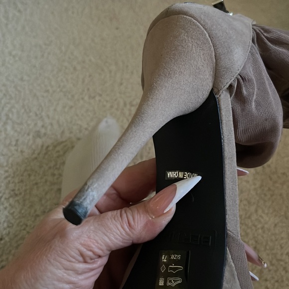 Make a Statement with these shoes! - Picture 6 of 6